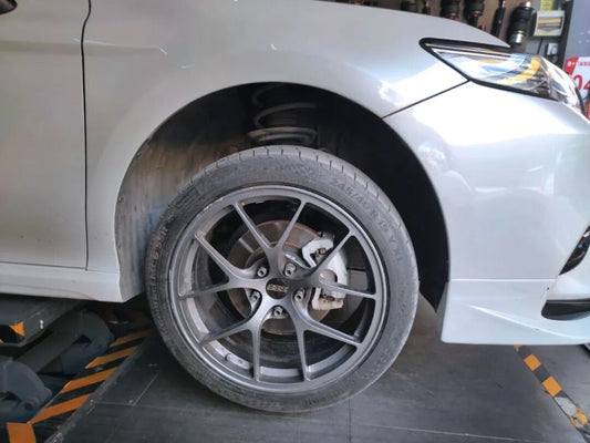 2019 Toyota Camry fitted with a TTSPORT front six-piston, rear EPB four-piston big brake kit