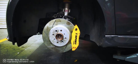 Smart fitted with a TTSPORT forged four-piston big brake kit and 280mm slotted rotor behind the factory 15-inch wheel