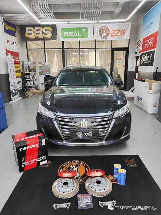 Toyota Crown 14th-generation sedan fitted with a TTSPORT 8611 forged six-piston big brake kit behind the OEM 17-inch wheel