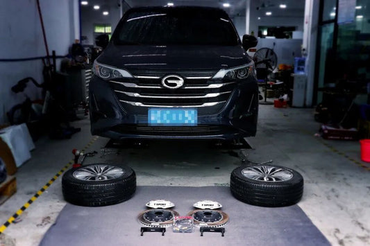 GAC GM6 MPV fitted with a TTSPORT Slim 8611 six-piston forged brake caliper and 330mm rotor