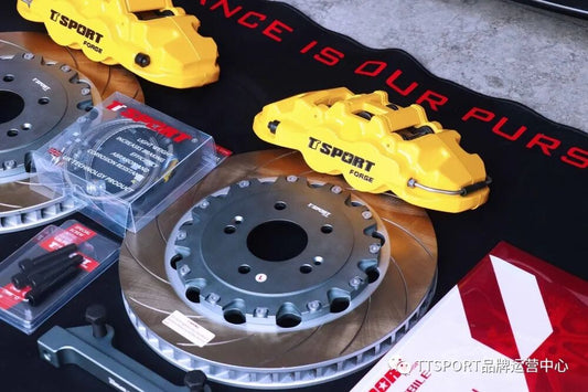 Nissan Sylphy fitted with a TTSPORT Classic 5410 forged four-piston big brake kit behind 18-inch wheels