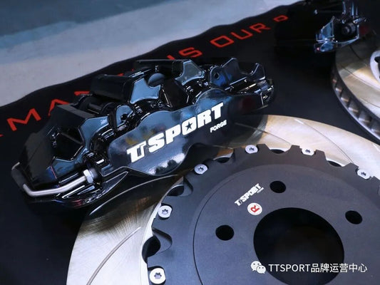 Mitsubishi Outlander with TTSPORT 5410 four-piston caliper and 355mm rotor behind the OEM 18-inch wheel