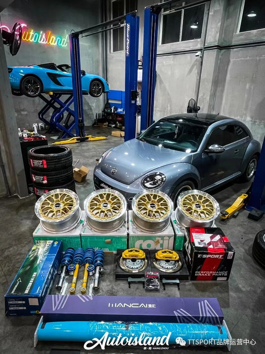 Volkswagen Beetle fitted with a TTSPORT Classic 5440 forged four-piston big brake kit behind a 17-inch wheel