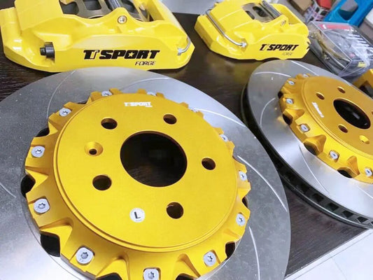 Seat sedan fitted with TTSPORT 5440 forged four-piston big brake kit and 330mm rotor