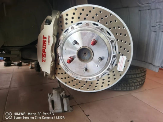 Toyota Reiz fitted with a TTSPORT Classic 5440 four-piston big brake kit behind an 18-inch wheel