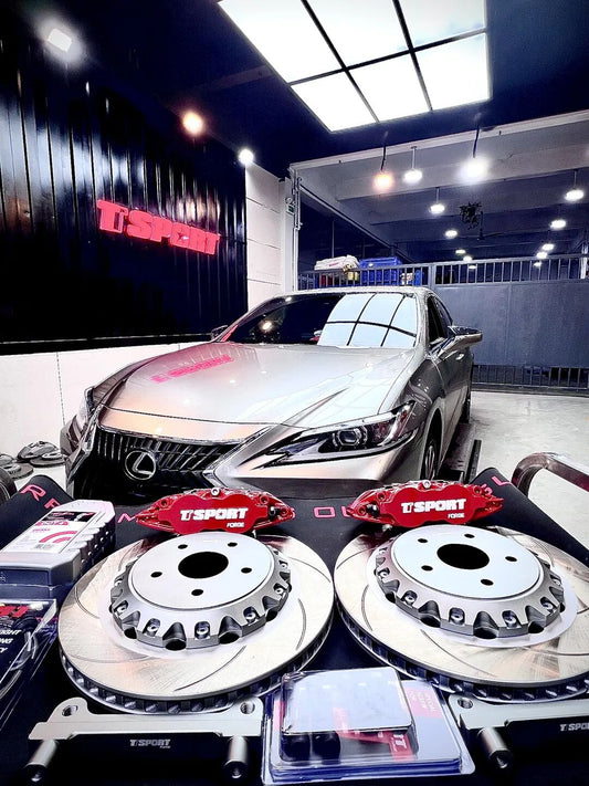 Lexus ES200 fitted with the TTSPORT 8611 six-piston forged big brake kit behind 17-inch wheels