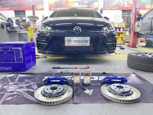 Volkswagen Golf 7.5 fitted with a blue TTSPORT 9200 forged four-piston big brake kit and 330mm rotor