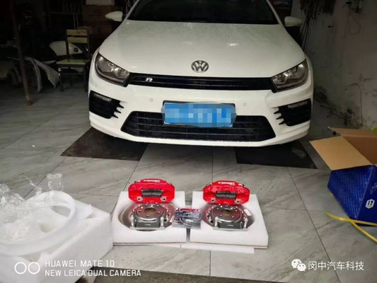 Volkswagen Scirocco fitted with a TTSPORT Classic 5440 forged four-piston big brake kit behind the factory wheel