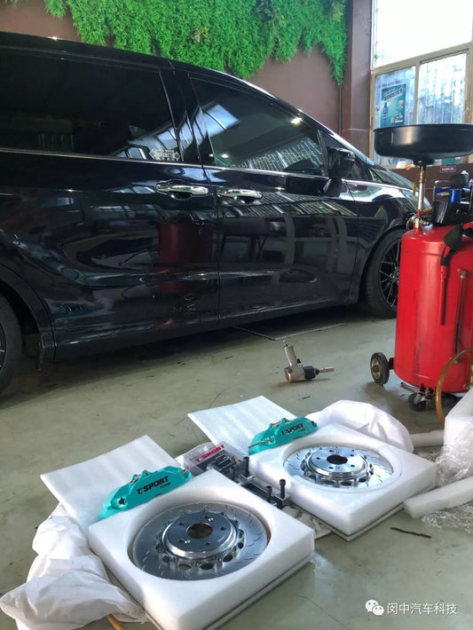 Honda Odyssey fitted with a TTSPORT 5440 forged four-piston big brake kit finished in Tiffany blue