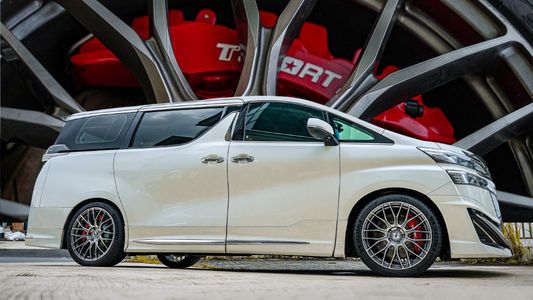 Toyota Alphard/Vellfire front wheel fitted with the TTSPORT Evolution EB6 six-piston big brake kit